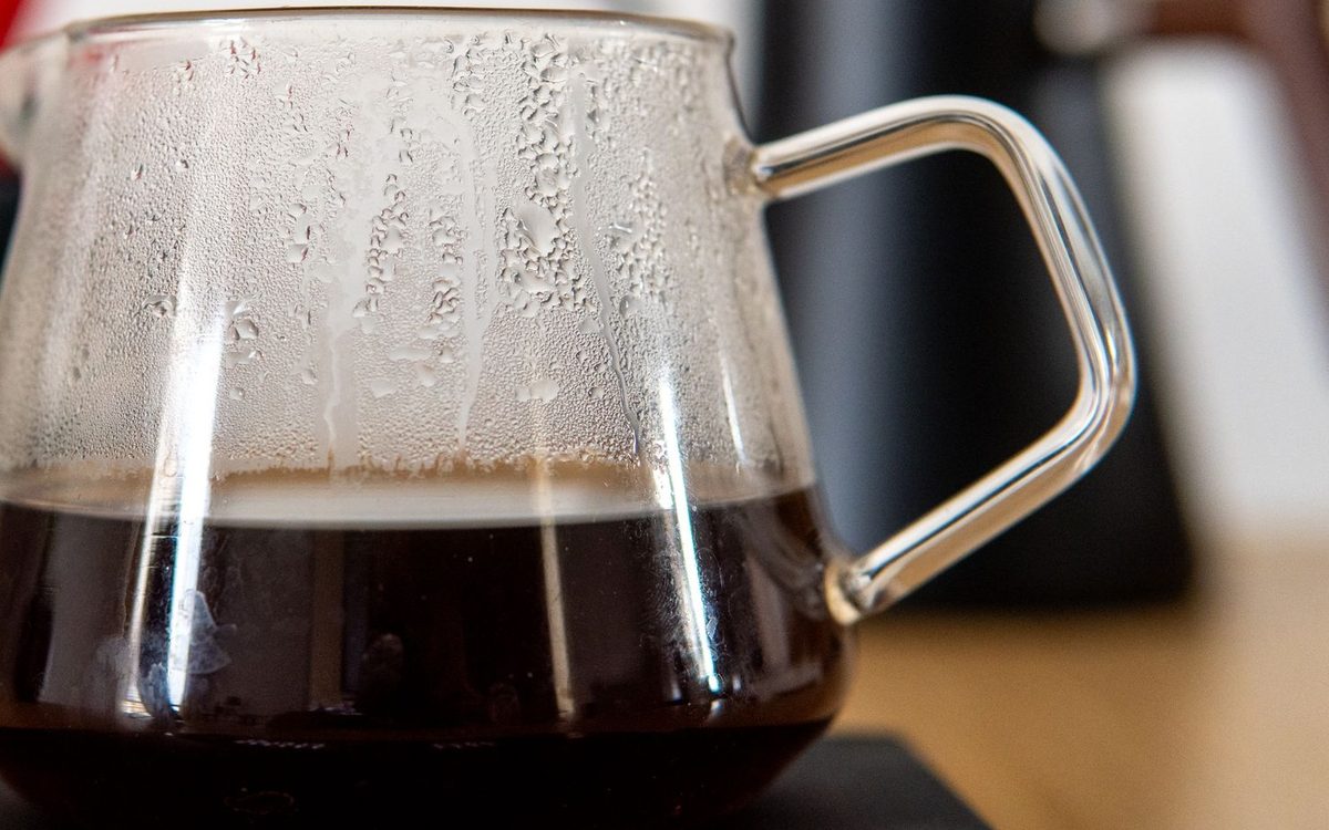 Glaskanne mit frisch gebrühtem Filterkaffee, beschlagen von innen