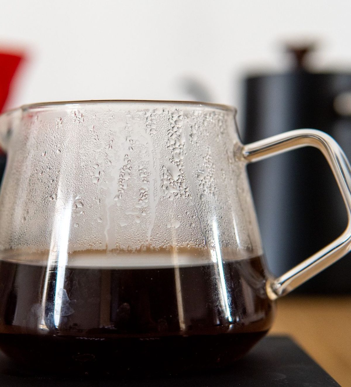Glaskanne mit frisch gebrühtem Filterkaffee, beschlagen von innen