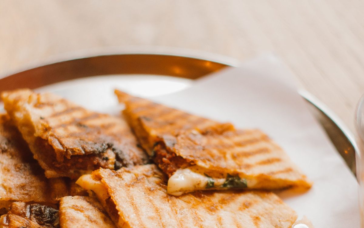 Gegrillte Sandwiches mit Grillstreifen auf einem Teller