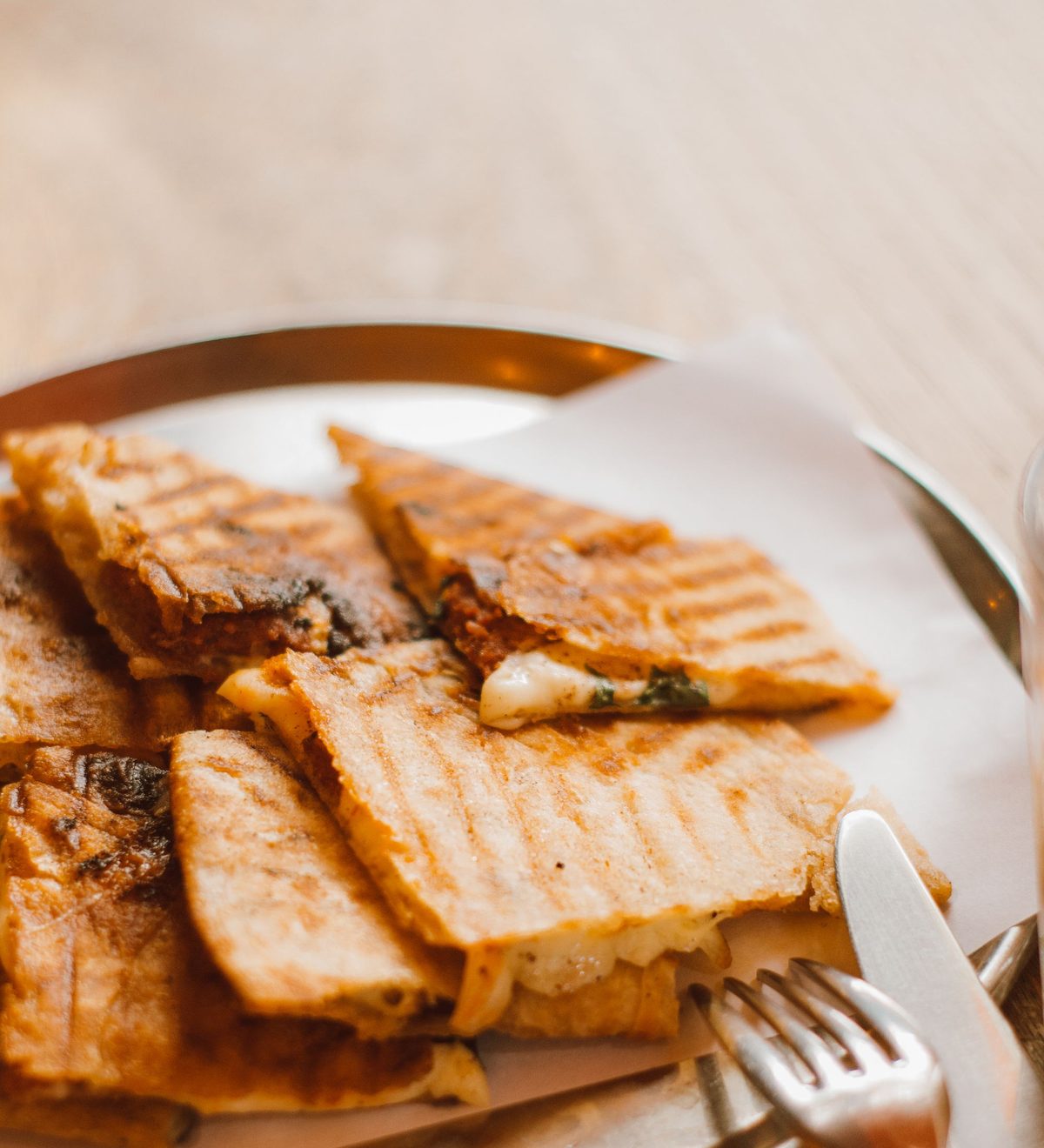 Gegrillte Sandwiches mit Grillstreifen auf einem Teller