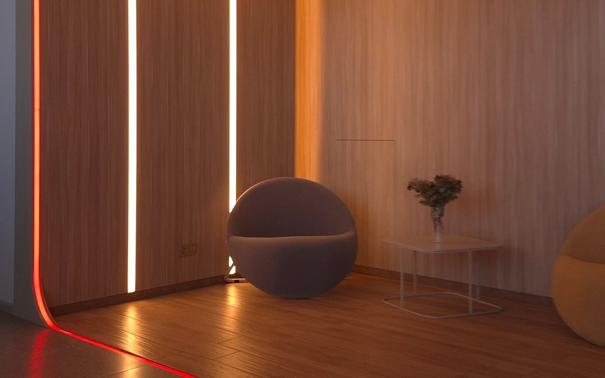 Moderner Raum mit indirekten LED-Lichtleisten an Wand und Decke