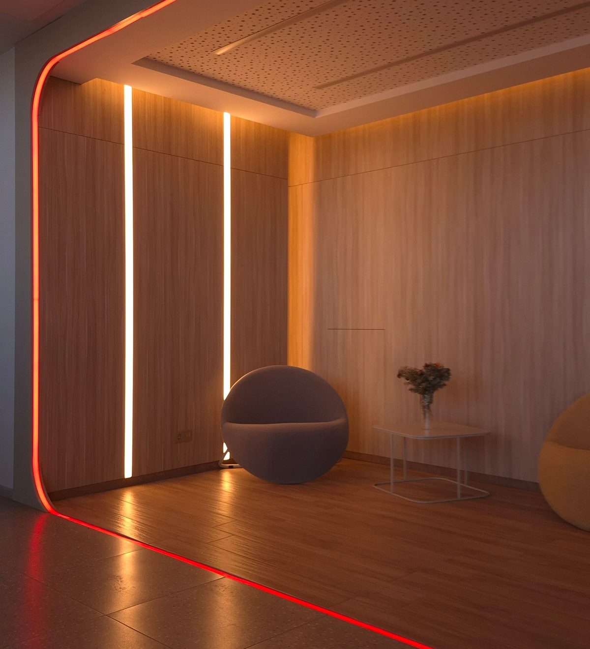 Moderner Raum mit indirekten LED-Lichtleisten an Wand und Decke