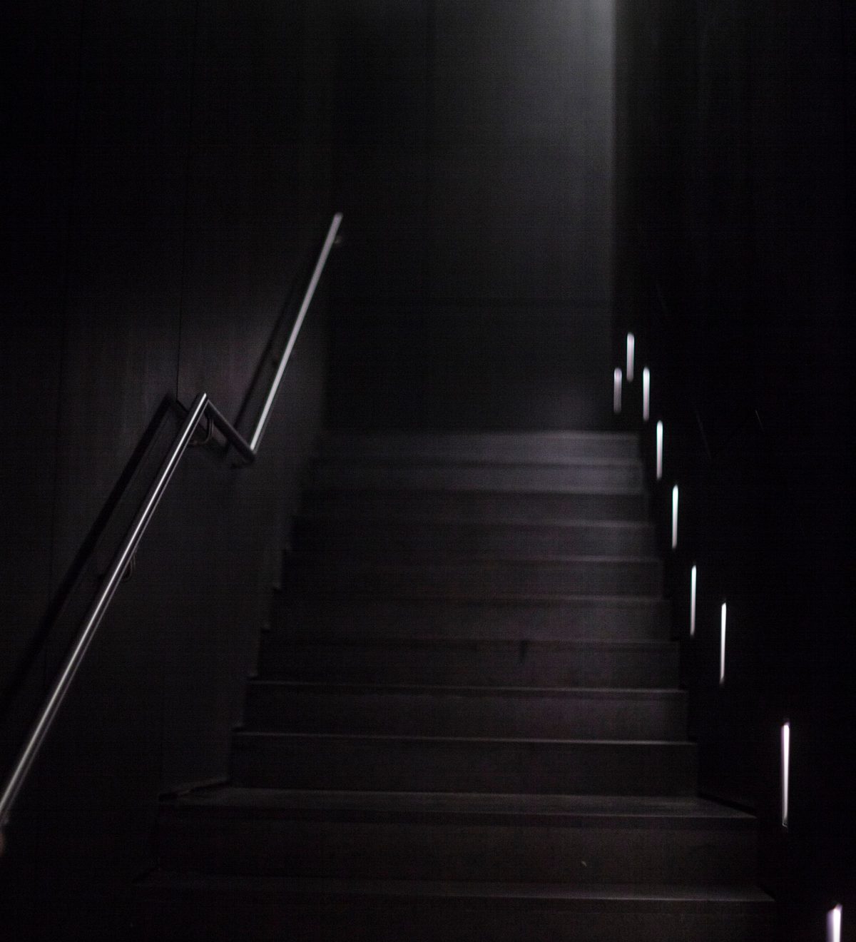 Dunkle Treppe mit kleinen Lichtern an den Stufen