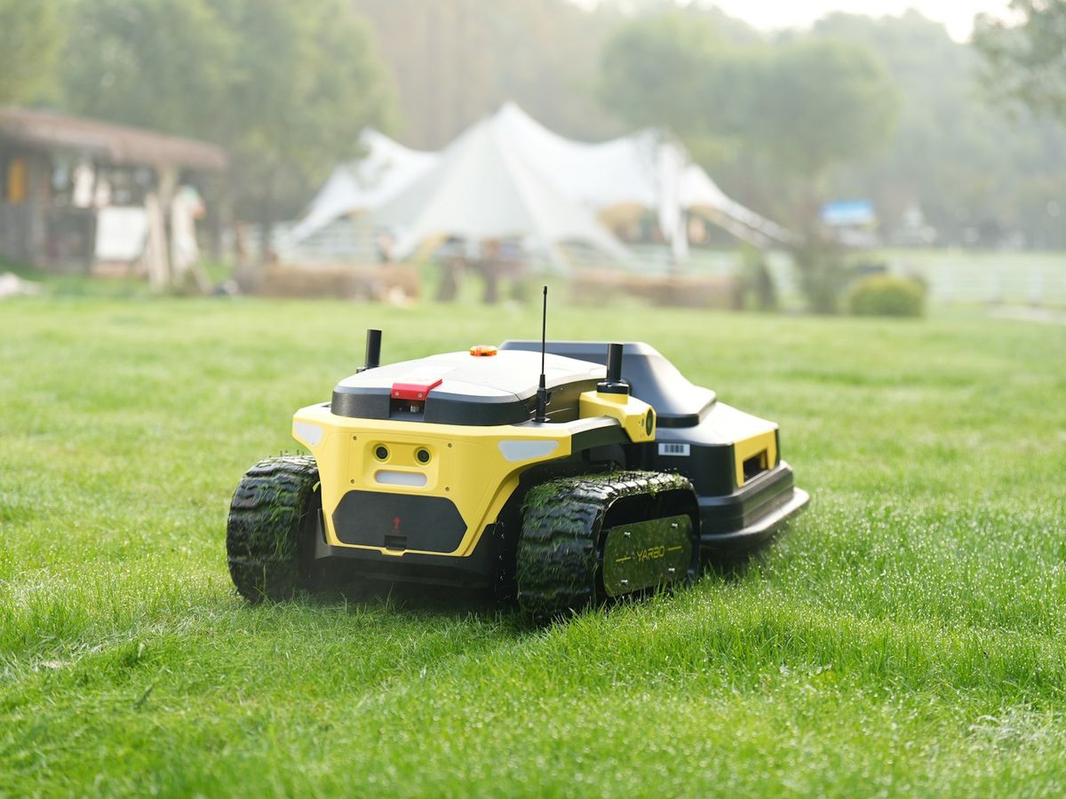 Autonomer Rasenmähroboter auf einer gepflegten Rasenfläche
